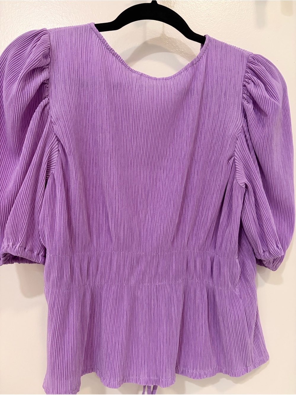Mango plissé tie-up top w/ short puff sleeves and an elastic waist. - Picture 9 of 9